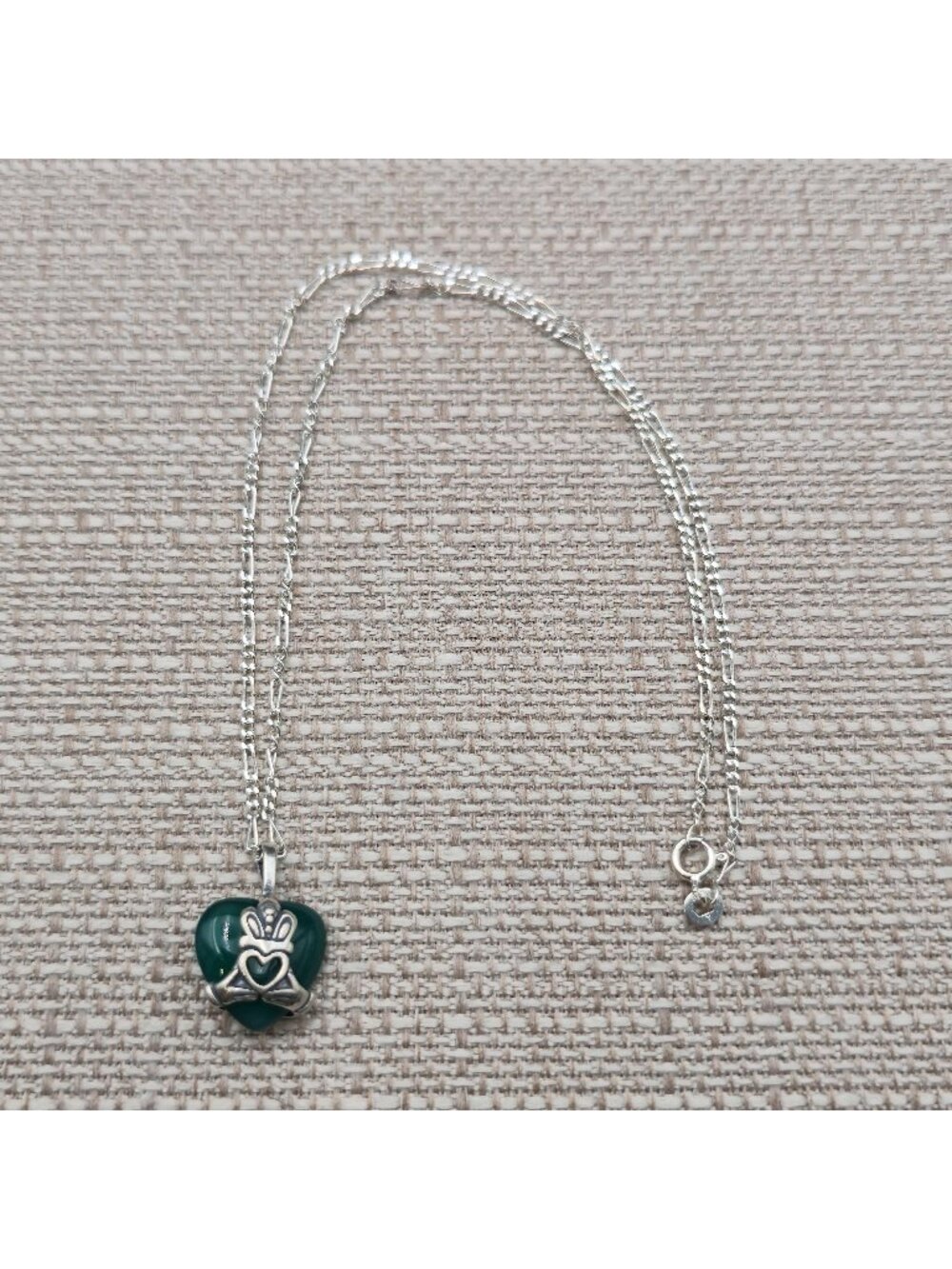 16 Inch Sterling Silver Claddagh Jade Heart Pendant Figaro Chain Necklace A8530